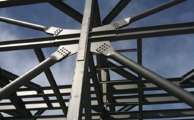 ترجمه عمران - مقایسه پاسخ انفجاری اتصالات چندگانه قاب فولادی